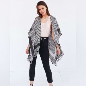 Kimchi Blue Urban Outfitters Crosshatch Daisy Ruana Kimono